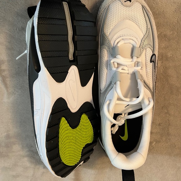 NIKE AIR MAX BLISS-SIZE 8 - Picture 3 of 7